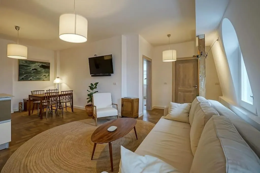 Central Apartment - Nido\'S Area location